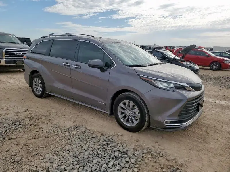 2021 TOYOTA SIENNA XLE  