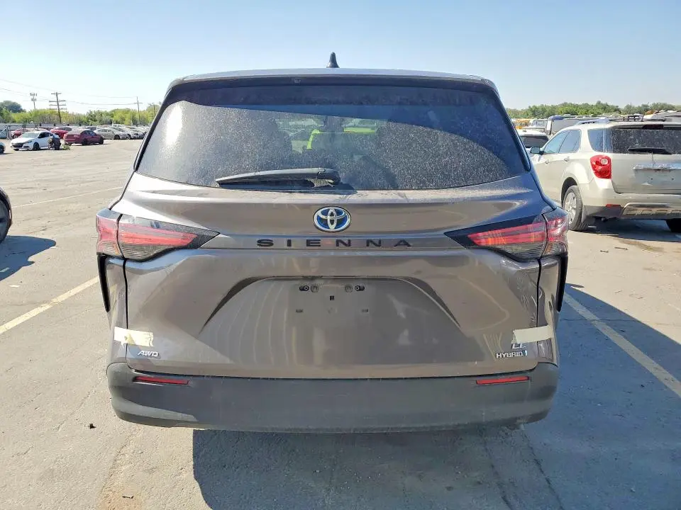 2021 TOYOTA SIENNA LE  