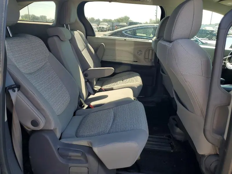 2021 TOYOTA SIENNA LE  