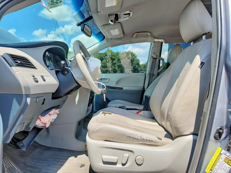 2013 TOYOTA SIENNA LE  