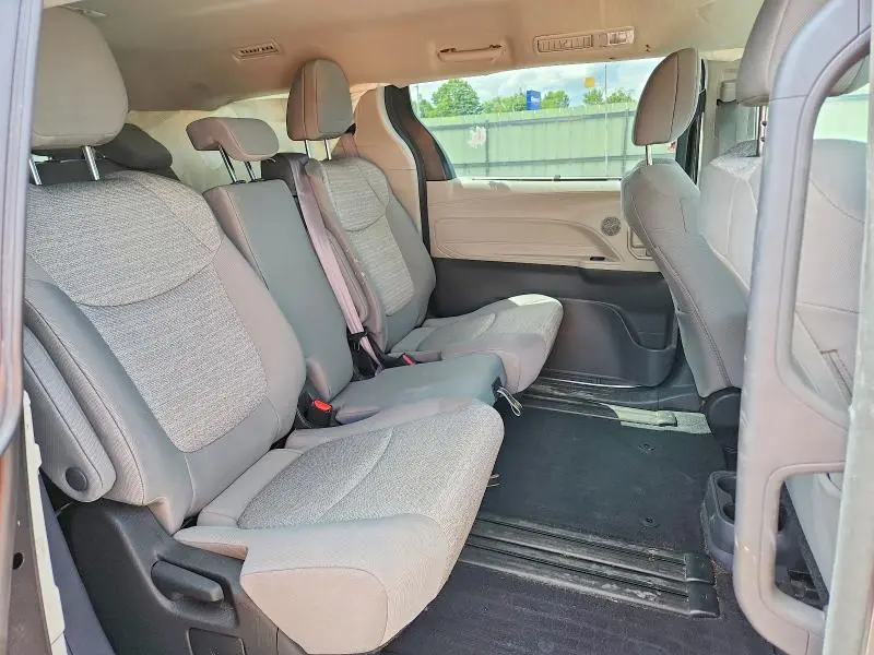 2022 TOYOTA SIENNA LE  