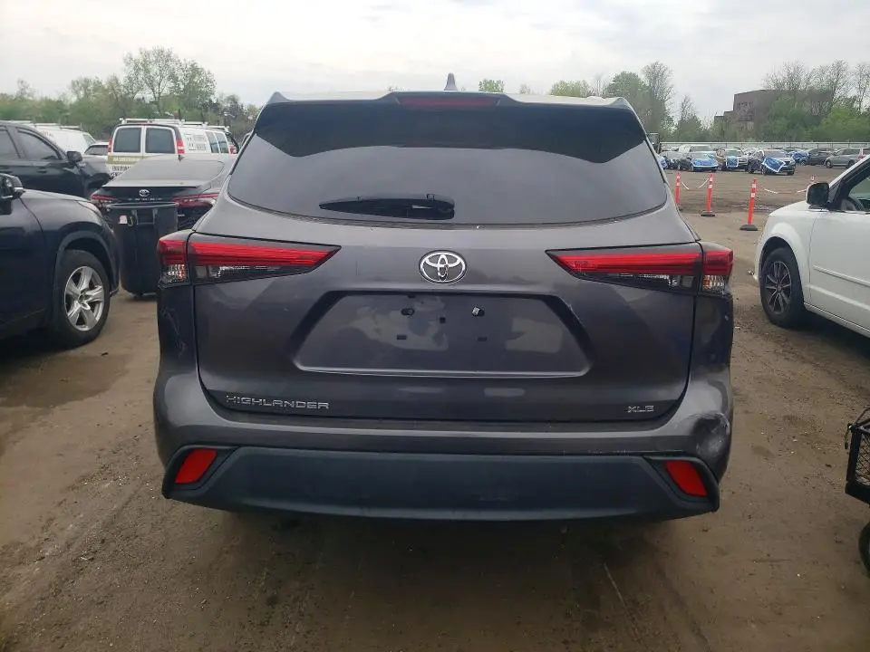 2022 TOYOTA HIGHLANDER XLE  