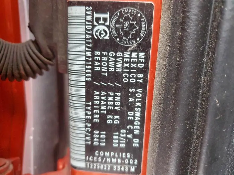 2018 VOLKSWAGEN BEETLE SE  