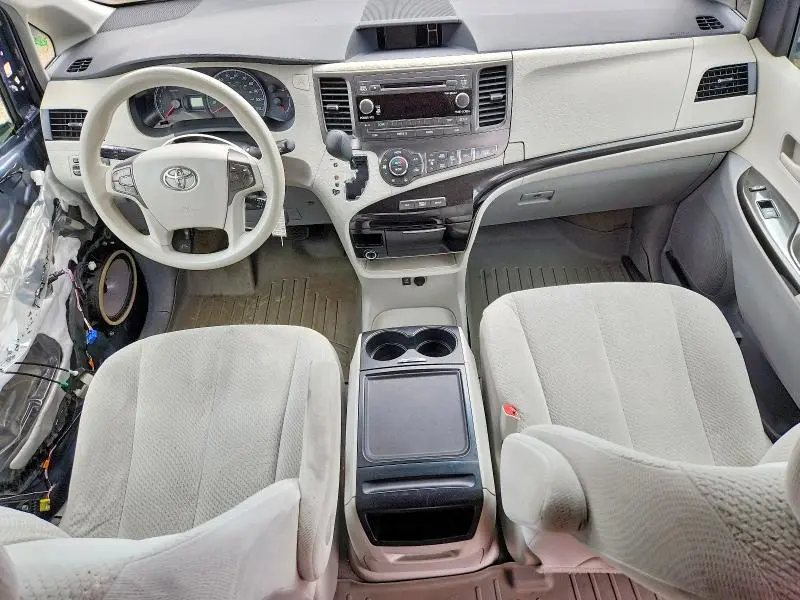 2013 TOYOTA SIENNA LE  