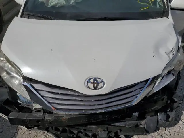 2017 TOYOTA SIENNA XLE  