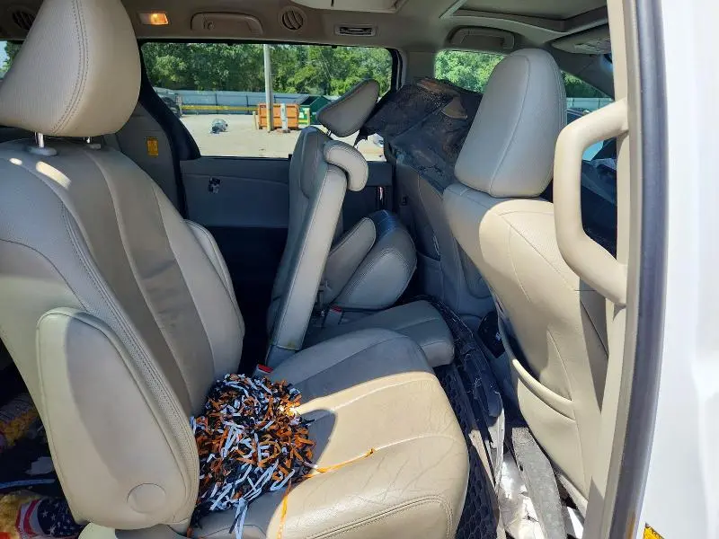 2014 TOYOTA SIENNA XLE 8-PASSENGER  