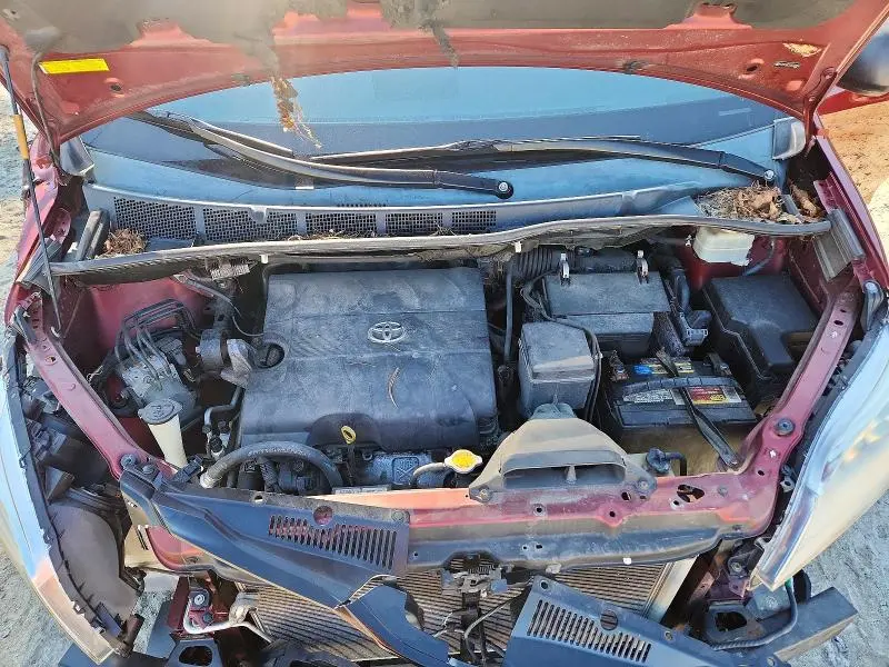 2013 TOYOTA SIENNA LE  