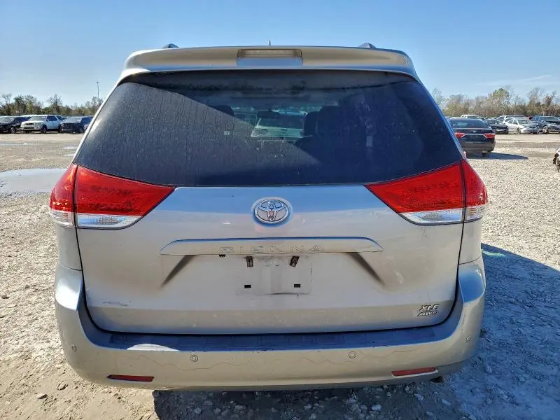 2011 TOYOTA SIENNA XLE  