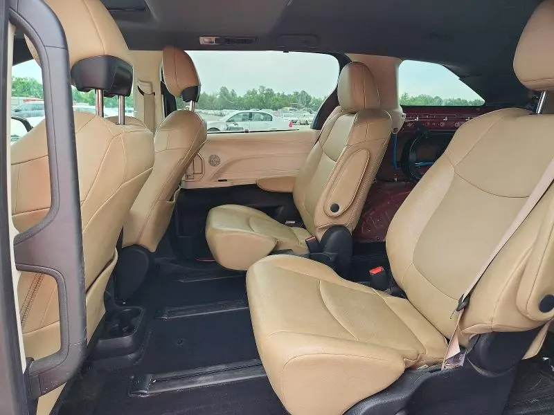 2022 TOYOTA SIENNA XLE  