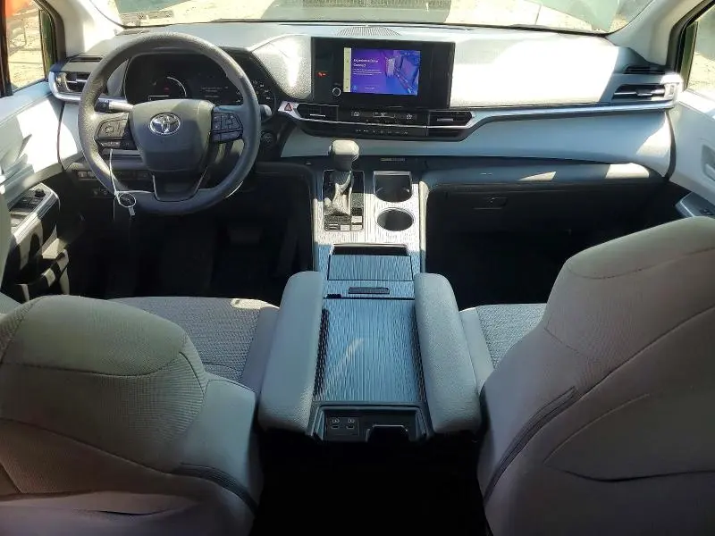 2025 TOYOTA SIENNA LE  