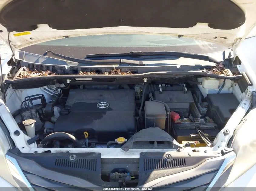 2011 TOYOTA SIENNA XLE V6