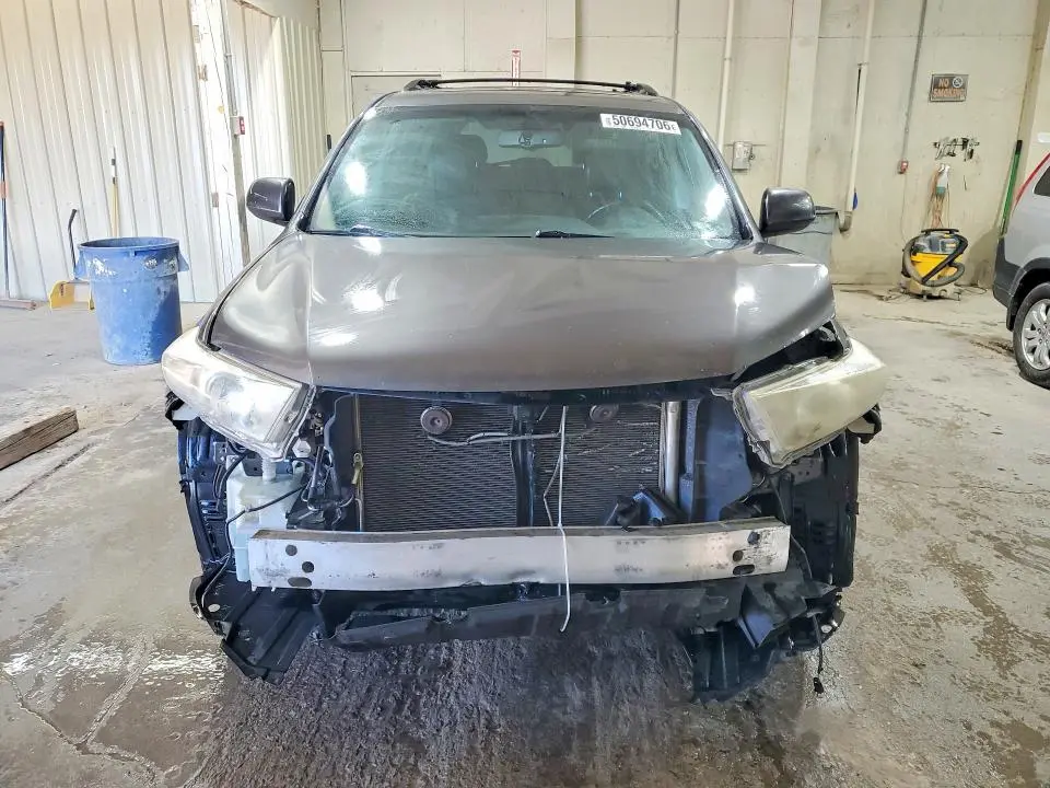 2011 TOYOTA HIGHLANDER SE  