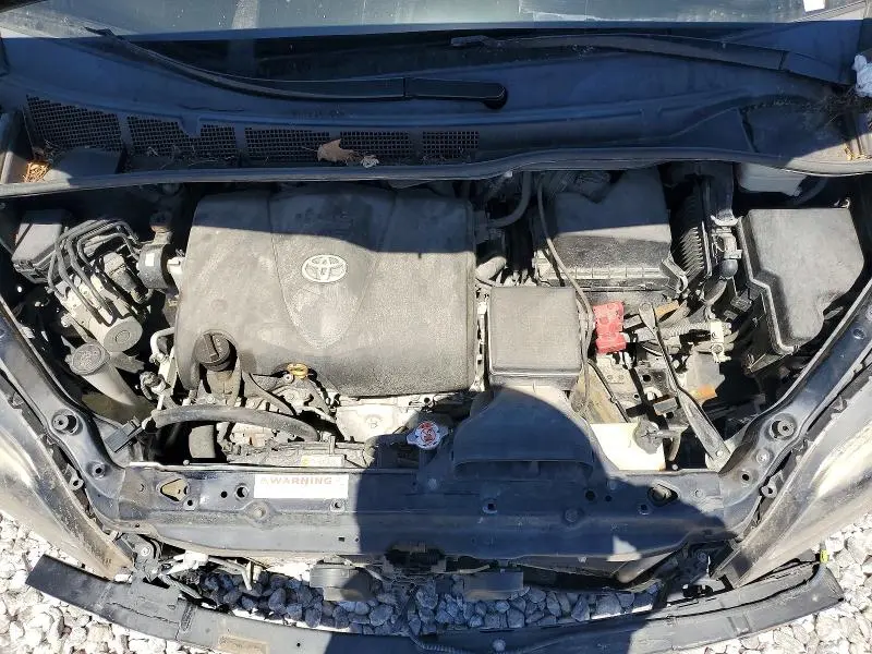 2017 TOYOTA SIENNA SE  