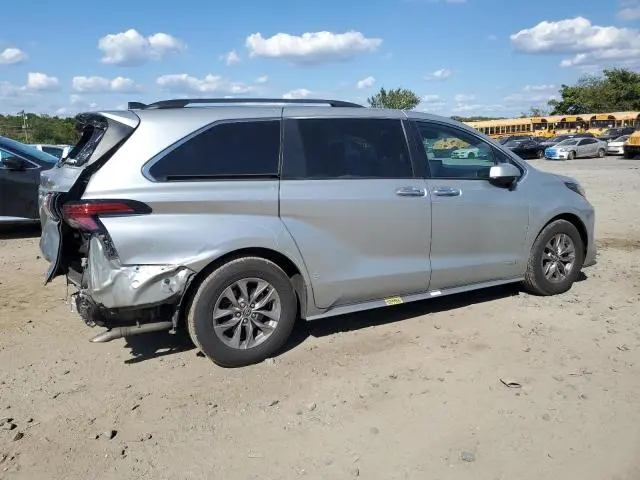 2021 TOYOTA SIENNA XLE  