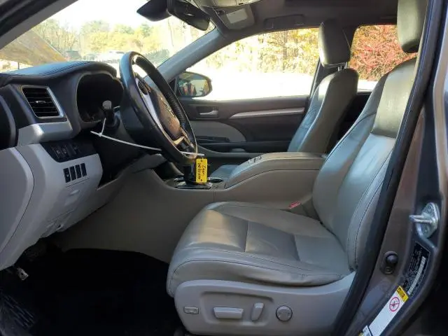 2019 TOYOTA HIGHLANDER SE  