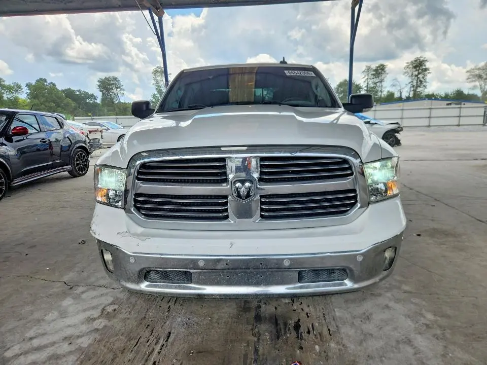 2016 RAM 1500 SLT  