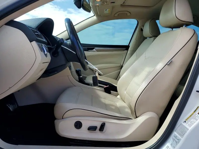 2016 VOLKSWAGEN PASSAT SE  
