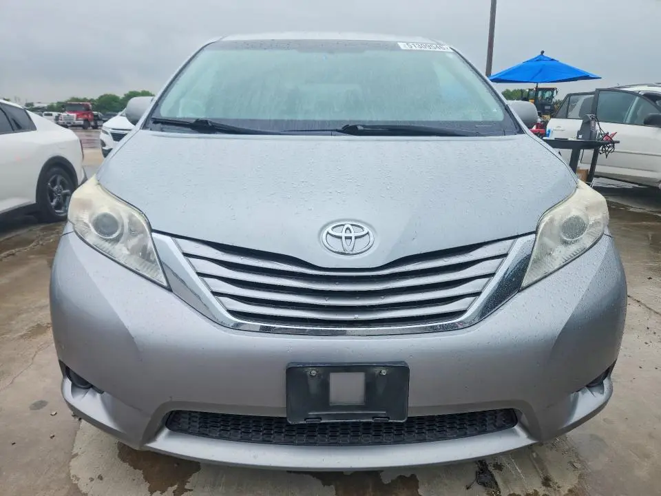 2015 TOYOTA SIENNA LE  