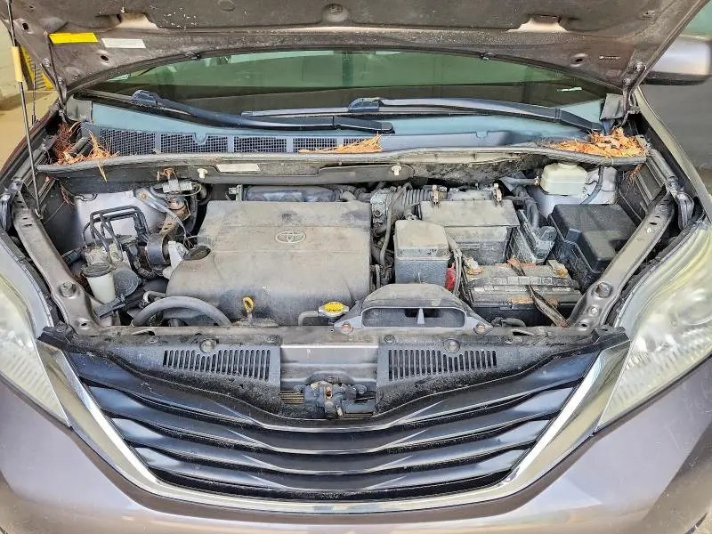 2011 TOYOTA SIENNA LE  