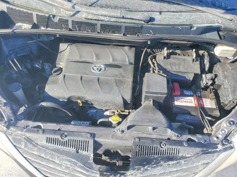 2013 TOYOTA SIENNA LE  