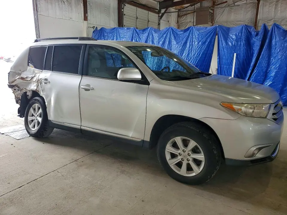 2011 TOYOTA HIGHLANDER SE  