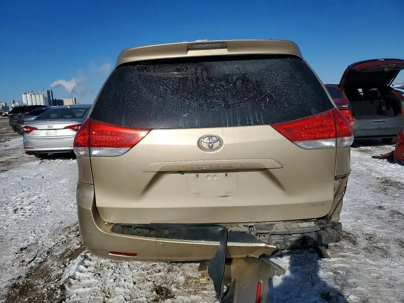2011 TOYOTA SIENNA   
