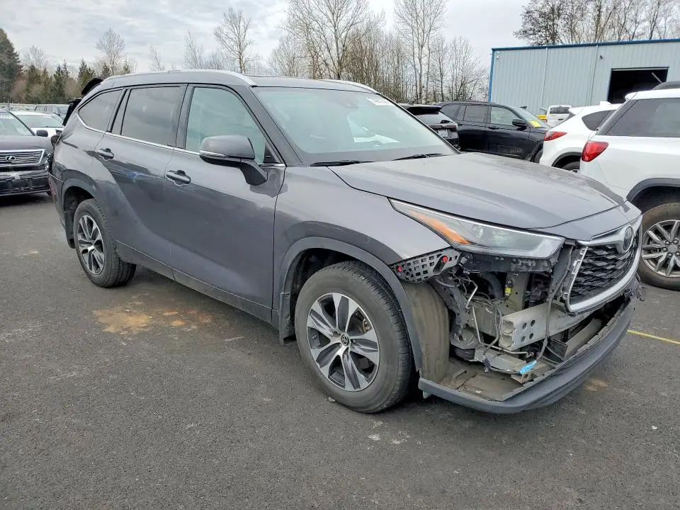 2022 TOYOTA HIGHLANDER XLE  