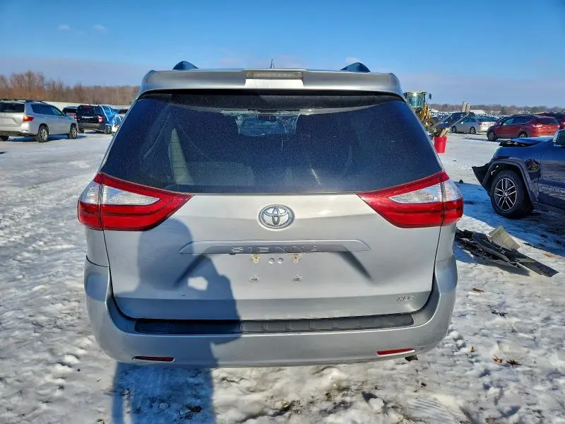 2018 TOYOTA SIENNA XLE  