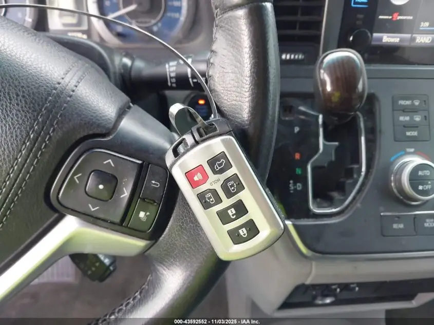 2015 TOYOTA SIENNA XLE 8 PASSENGER