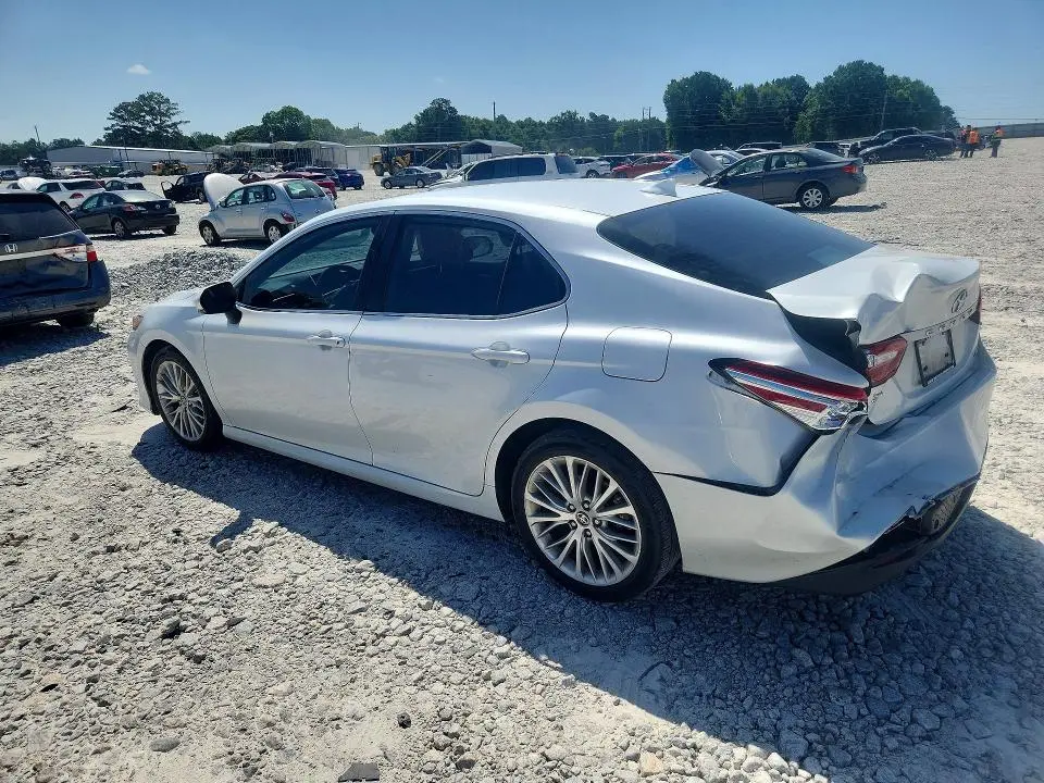 2020 TOYOTA CAMRY XLE  