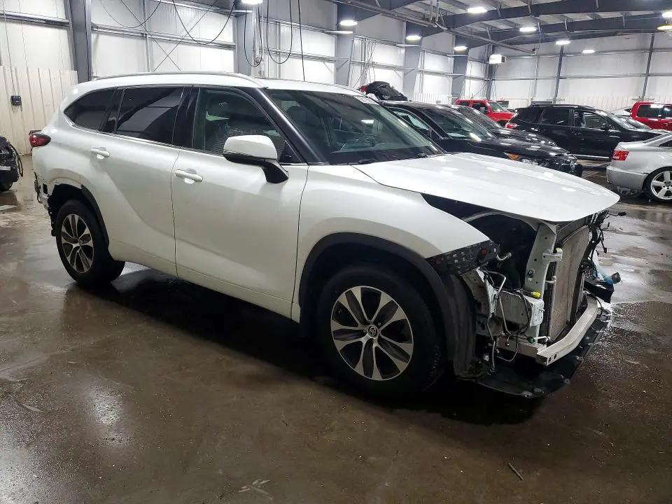 2022 TOYOTA HIGHLANDER XLE  