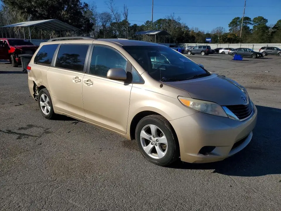 2011 TOYOTA SIENNA LE 8-PASSENGER  