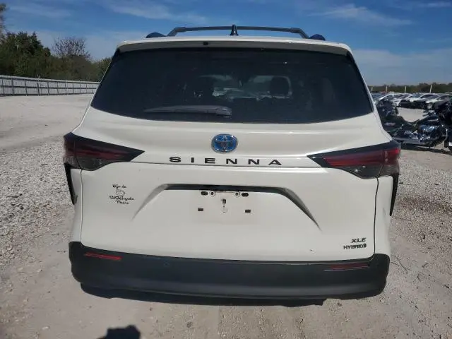 2021 TOYOTA SIENNA XLE  