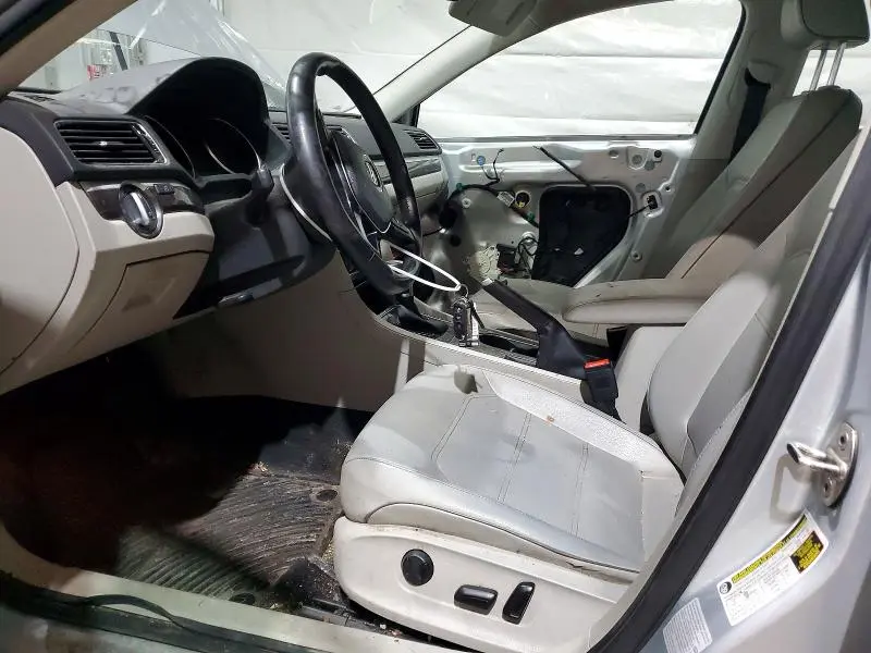 2016 VOLKSWAGEN PASSAT SE  