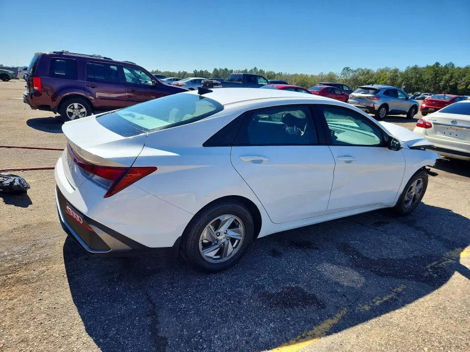 2025 HYUNDAI ELANTRA SE  