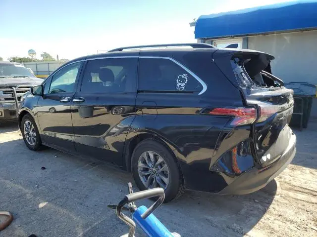 2022 TOYOTA SIENNA XLE  