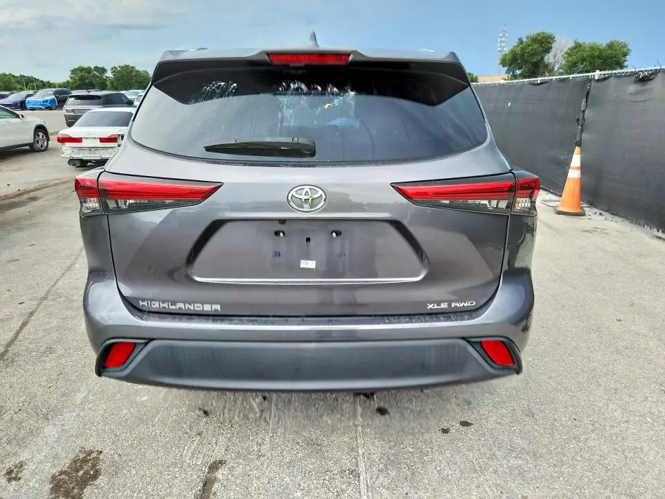 2021 TOYOTA HIGHLANDER XLE  