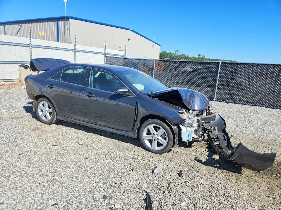 2014 TOYOTA CAMRY SE  