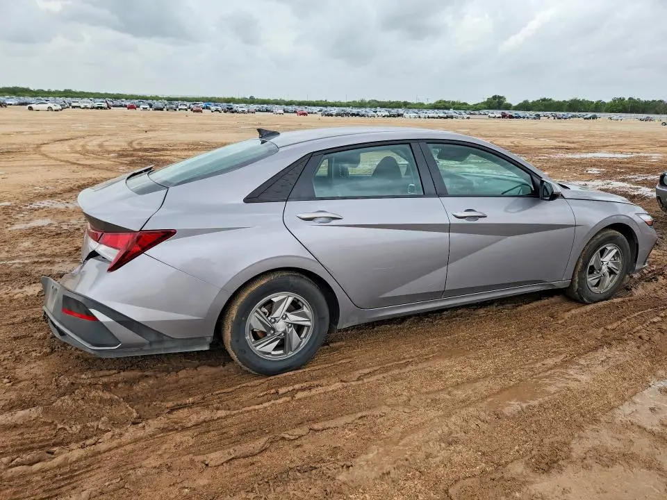 2025 HYUNDAI ELANTRA SE  