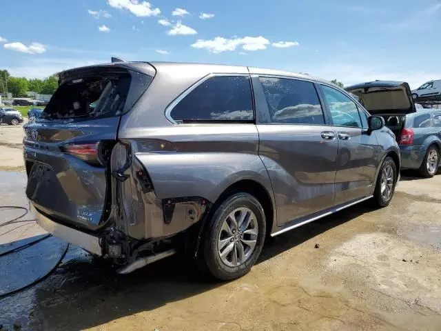 2021 TOYOTA SIENNA XLE  
