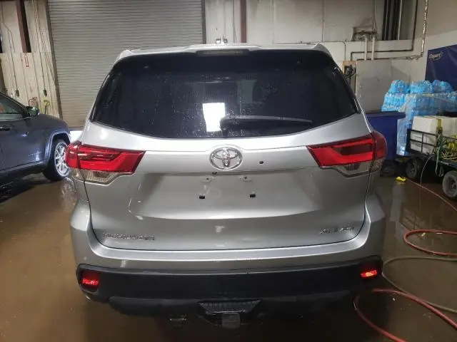 2019 TOYOTA HIGHLANDER SE  