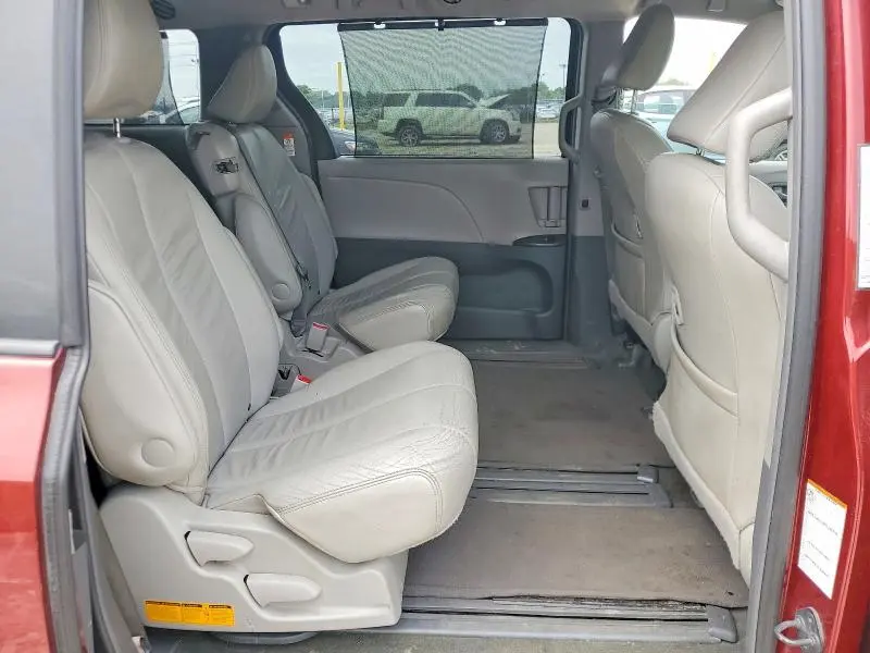 2016 TOYOTA SIENNA LE  