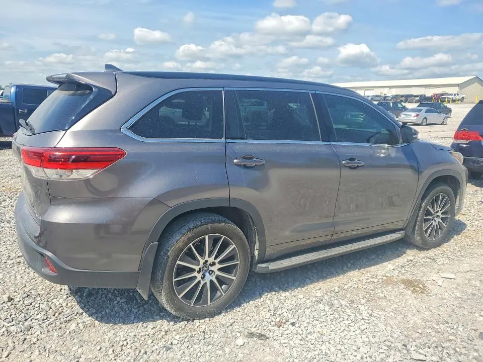 2017 TOYOTA HIGHLANDER SE  