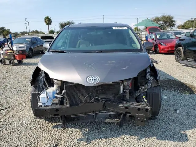 2017 TOYOTA SIENNA XLE  