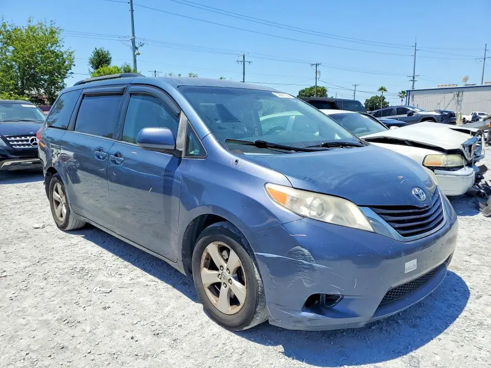 2014 TOYOTA SIENNA LE  