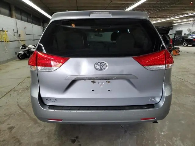 2014 TOYOTA SIENNA LE  
