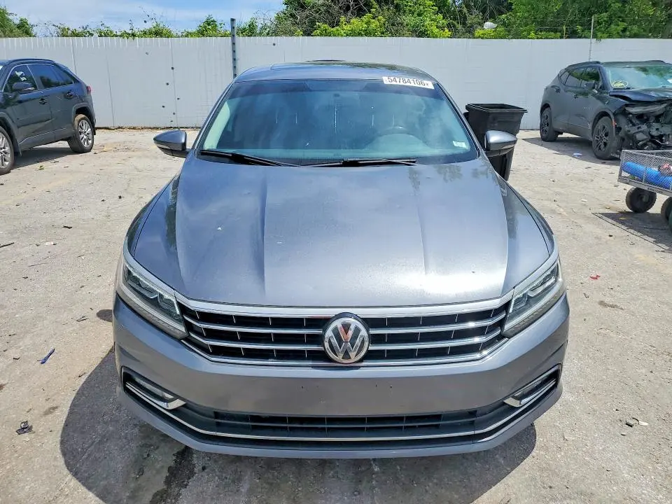 2016 VOLKSWAGEN PASSAT SE  