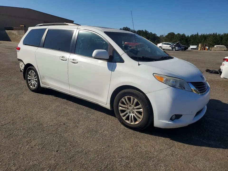 2014 TOYOTA SIENNA XLE 8-PASSENGER  