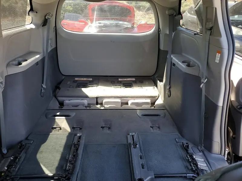 2017 TOYOTA SIENNA LE  