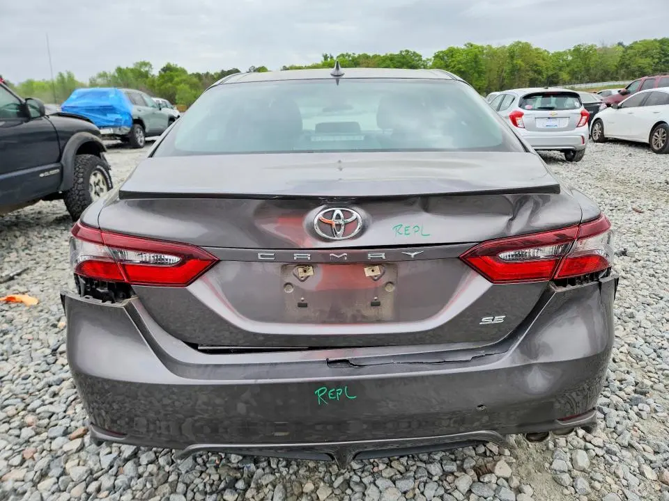 2021 TOYOTA CAMRY SE  